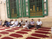  بالصور: شباب من مدينة الرملة يشدّون الرحال للمسجد الأقصى المبارك